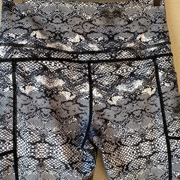 ZYIA Active Cobra Skin Metallic Light &Tight High Rise Capri Leggings. - Picture 6 of 10